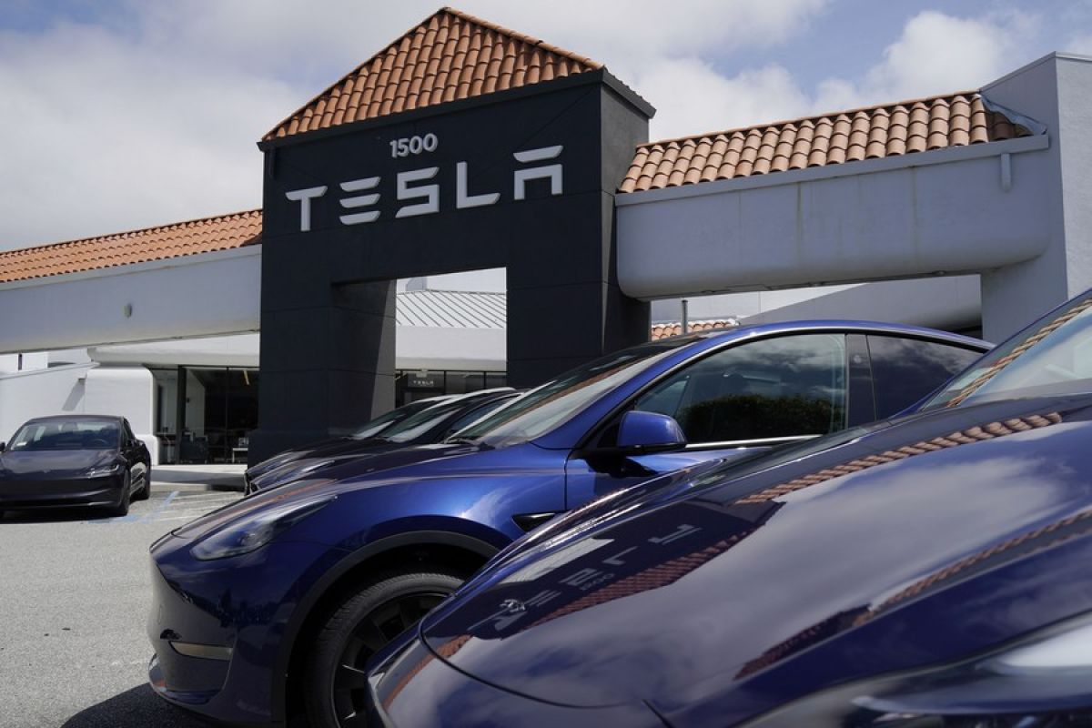 Tesla akan PHK 10 persen lebih karyawannya secara global