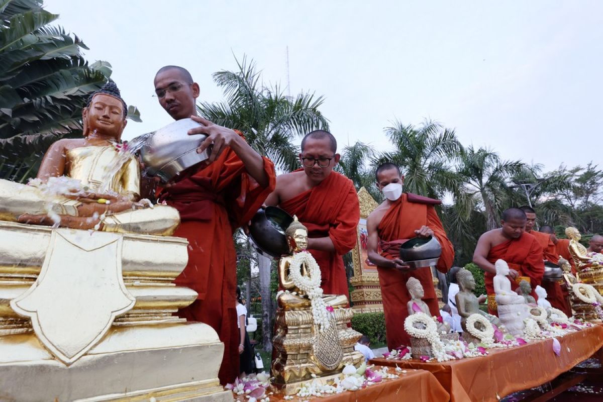 Menengok upacara pemandian patung Buddha pada tahun baru Kamboja