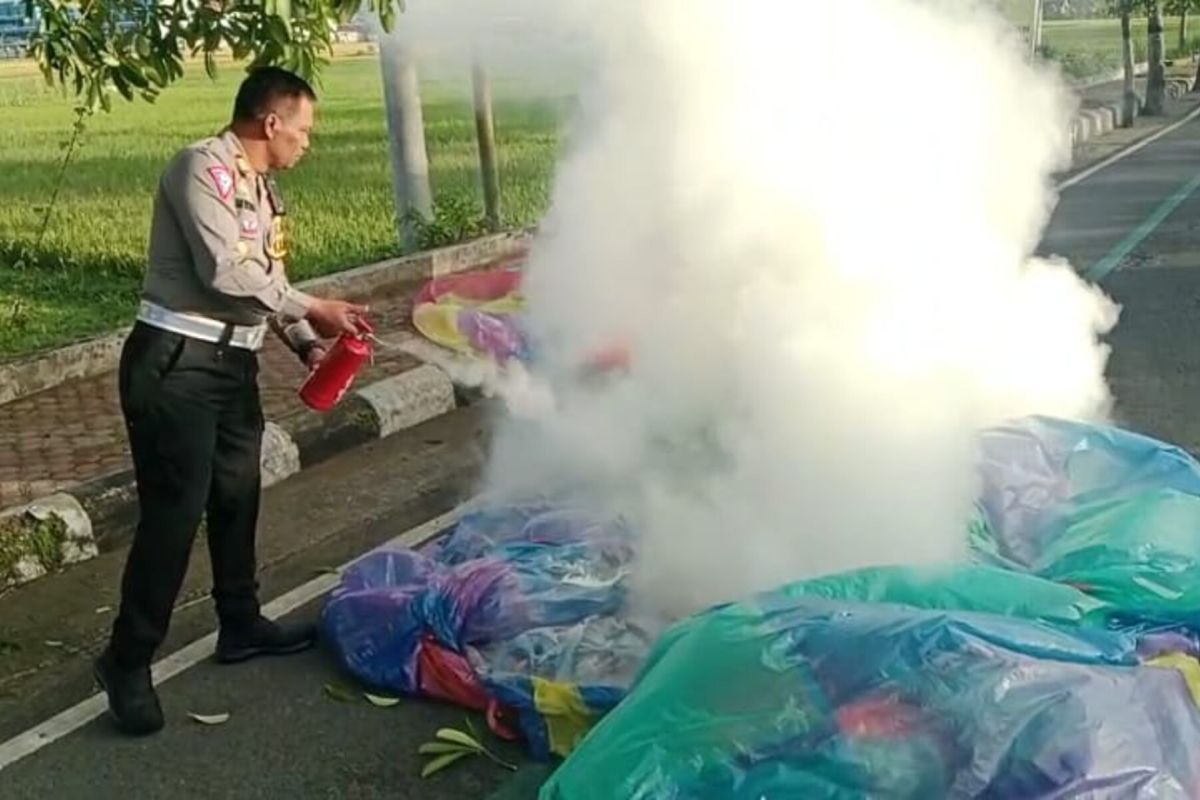Lebaran Ketupat, Polres Trenggalek sita ratusan balon udara