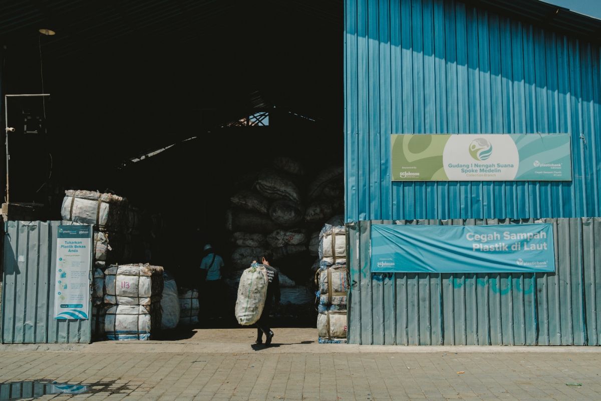 CooperVision-Plastic Bank kerja sama daur ulang plastik di Indonesia