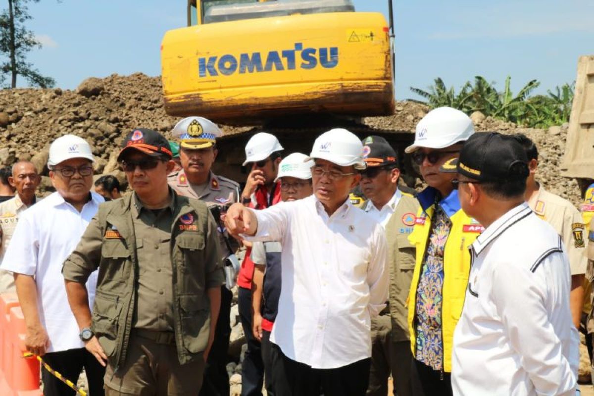 Menko PMK pastikan penanganan longsor di tol Bocimi berjalan lancar