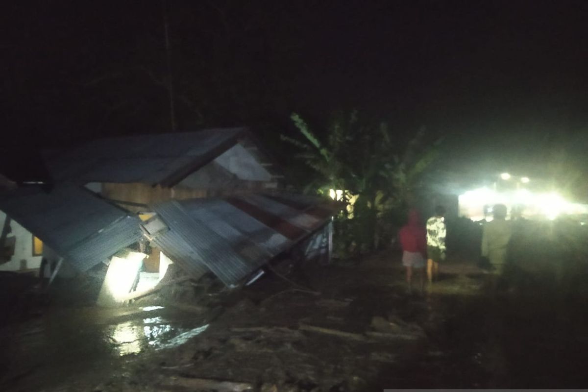 Satu rumah hanyut akibat banjir bandang terjang Desa Balongga di Sigi