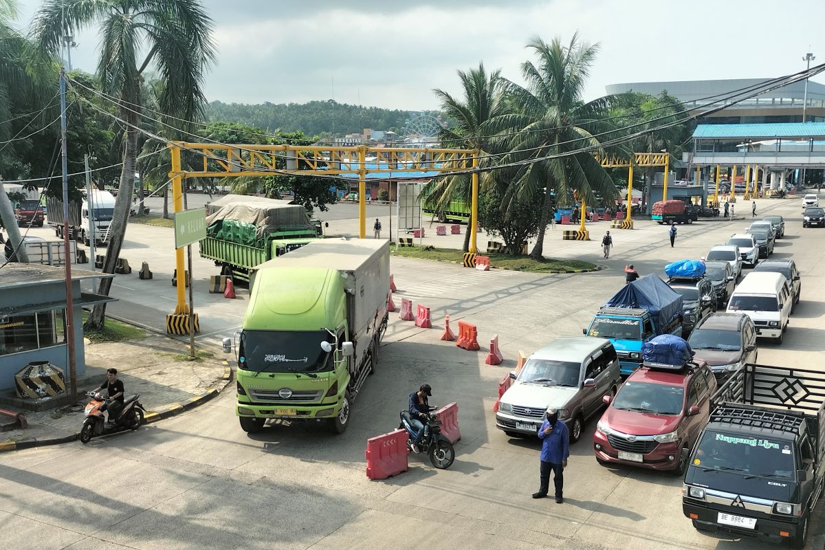 Aktivitas kendaraan pemudik di Pelabuhan Bakaunei ramai lancar pada H+6