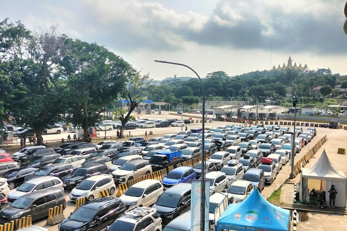 Kantong parkir dermaga eksekutif dipadati kendaraan pada H+6 Lebaran