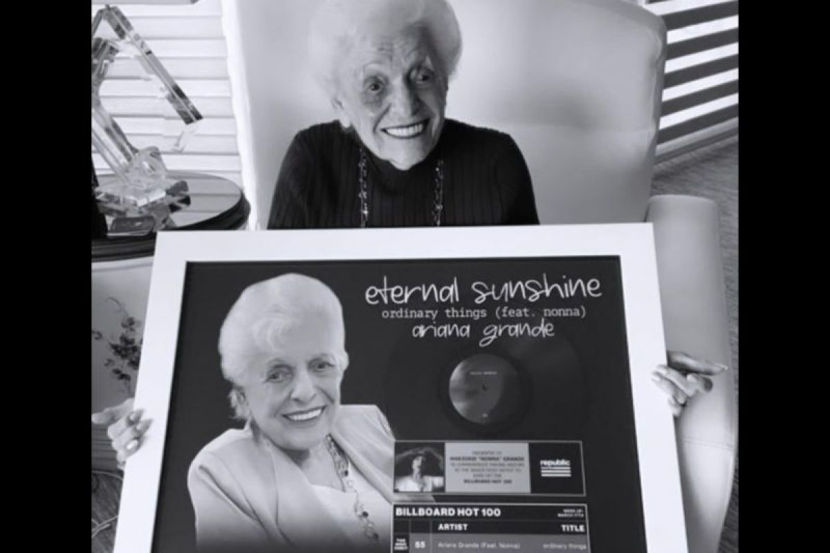 Nenek Ariana Grande terima penghargaan atas lagu "ordinary things"