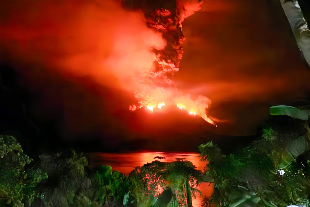 Gunung Ruang tiga kali erupsi eksplosif sejak berstatus Siaga