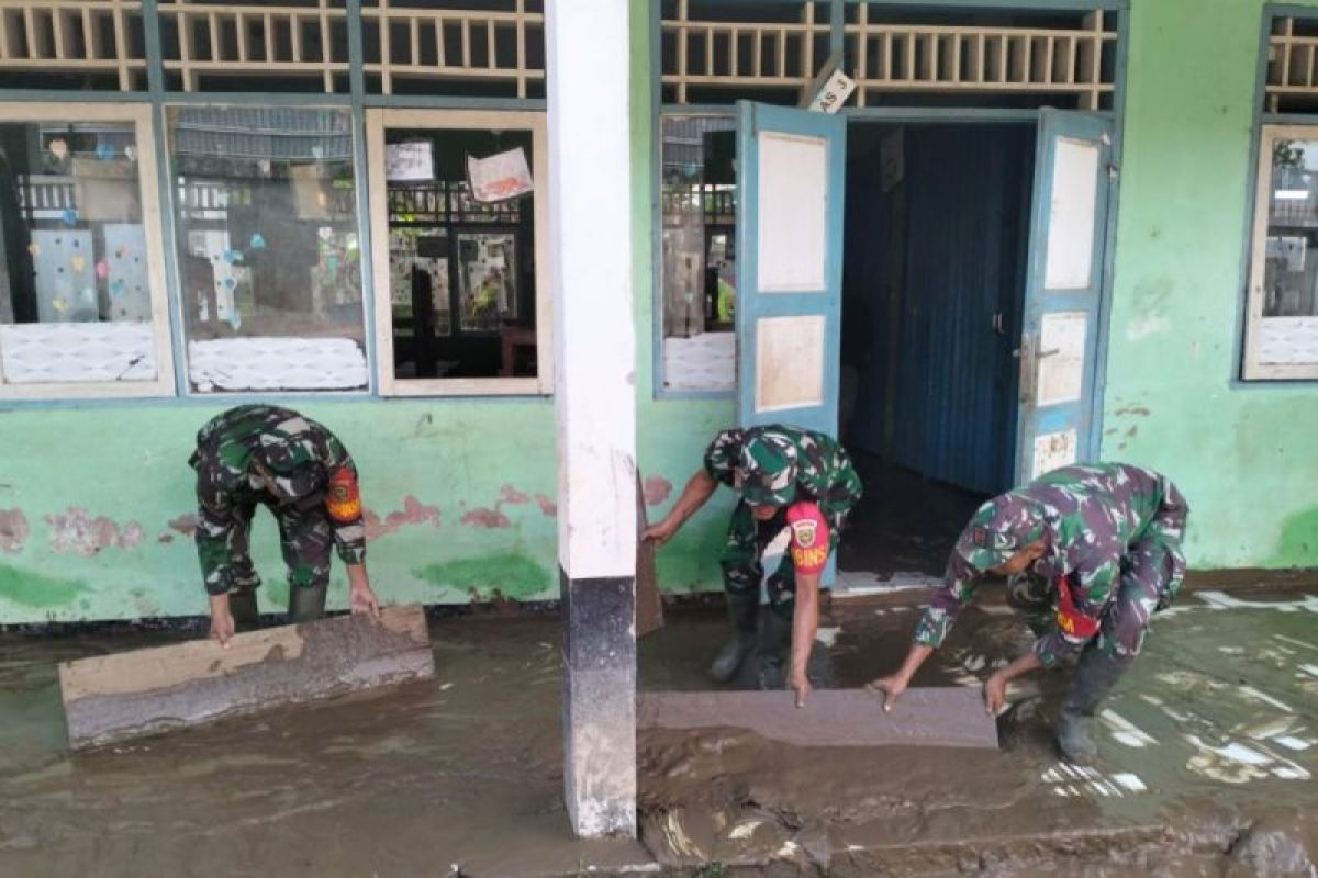 Ratusan personel TNI bantu penanganan banjir di Lebong