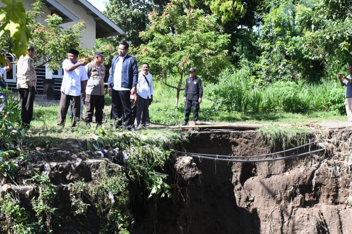 Bupati Lombok Utara mengecek dampak banjir di Kecamatan Kayangan