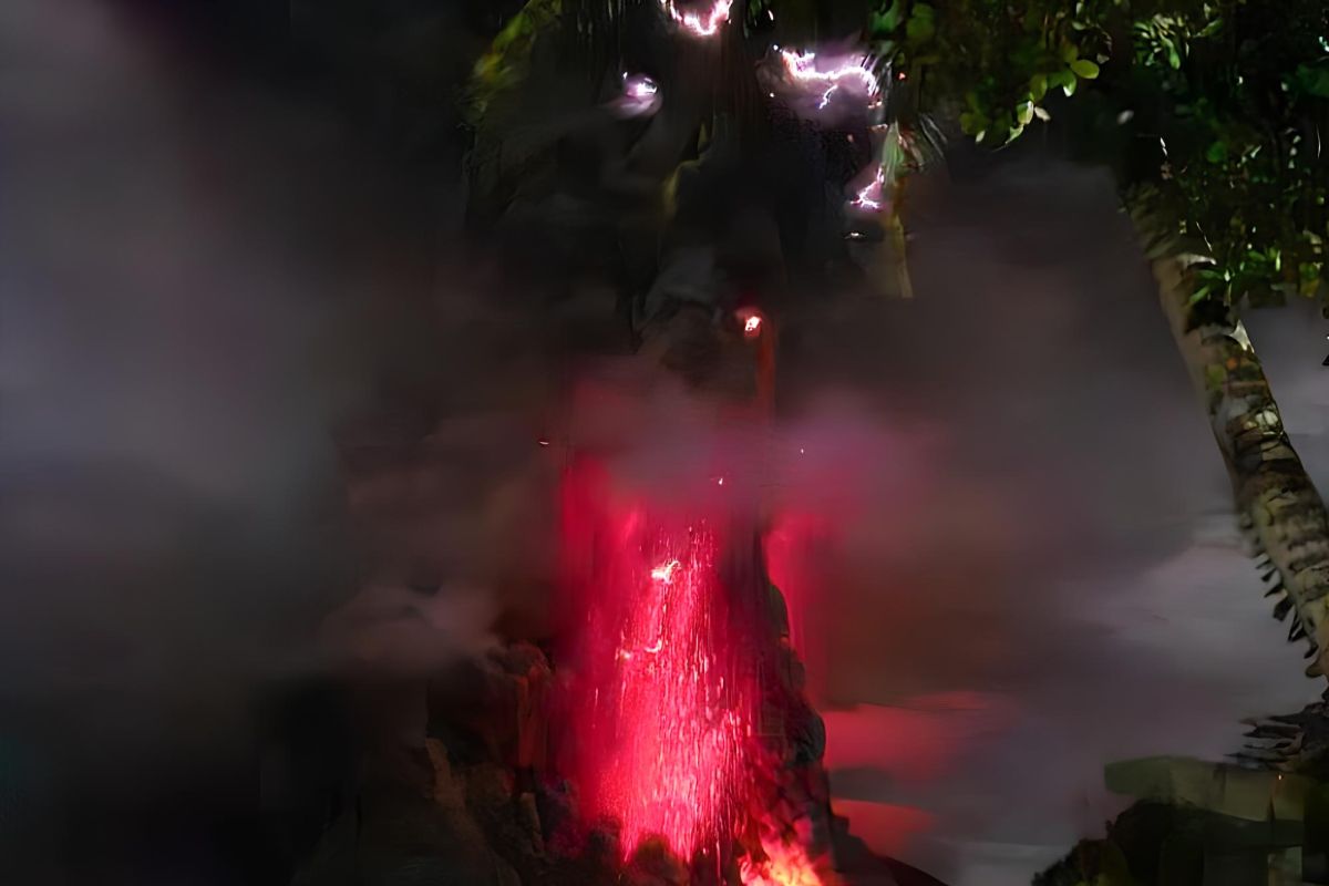 Gunung Ruang Sulut erupsi muntahkan abu vulkanik setinggi tiga kilometer