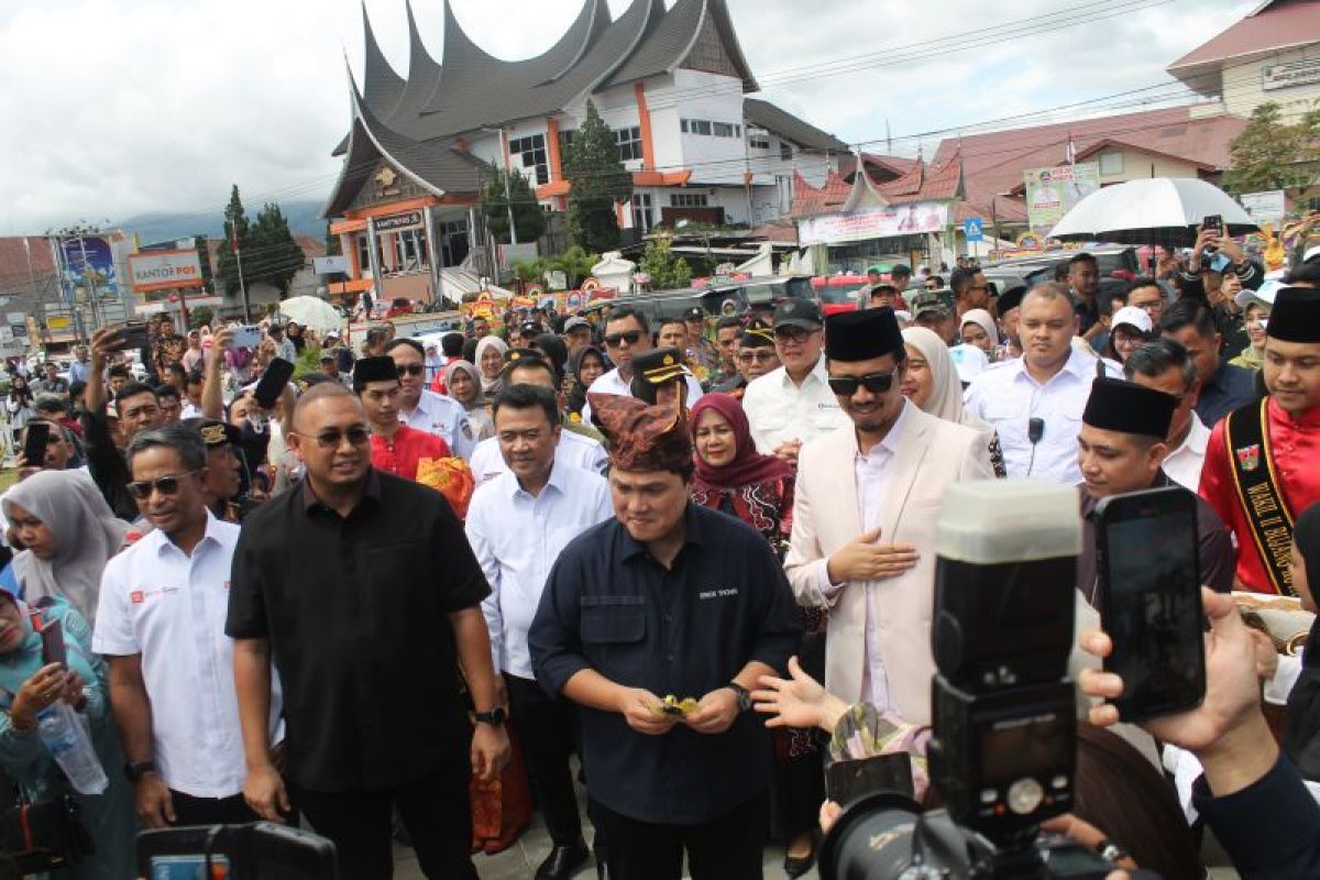 Pusat Kuliner Stasiun Lambuang Bukittinggi ramai dikunjungi pengunjung