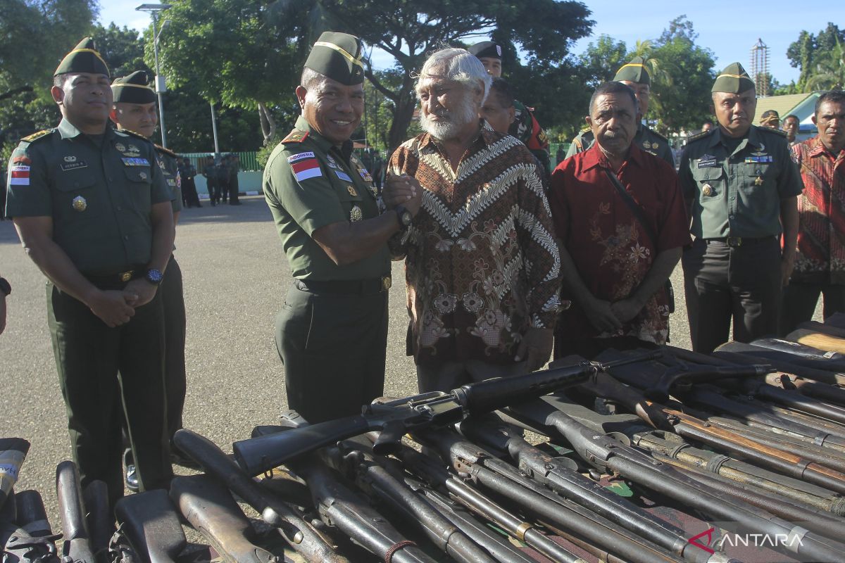 TNI AD terima 235 senjata rakitan dari warga perbatasan RI-RDTL