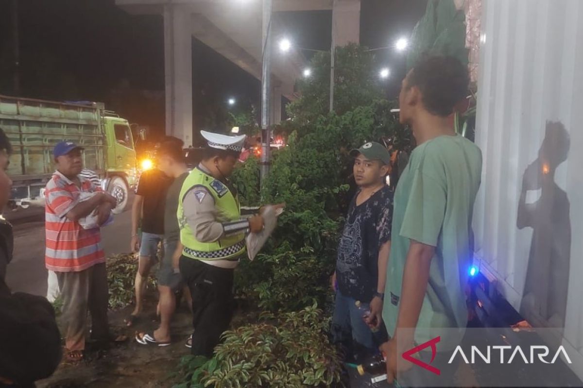 Polisi tangani kecelakaan  beruntun fuso dan minibus di Palembang