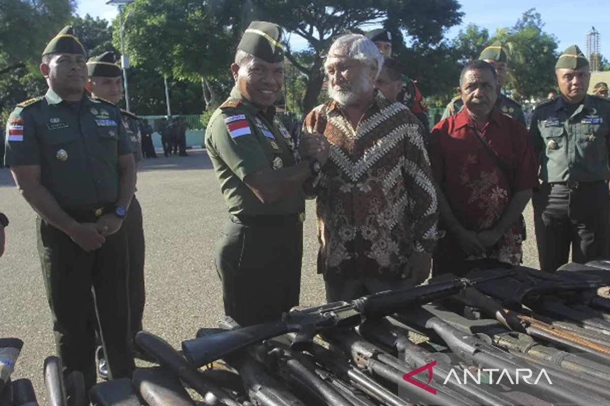TNI terima 235 senjata rakitan sisa konflik dari warga perbatasan