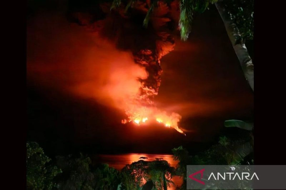 Badan Geologi: Terjadi hujan batu kerikil imbas erupsi Gunung Ruang