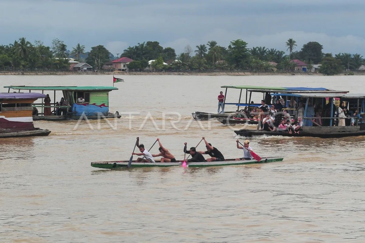 Tradisi lomba sisir perahu di Batanghari