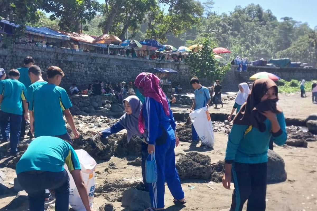 Pelajar SMPN 1 Cisolok dikerahkan bersihkan objek wisata pantai di Sukabumi