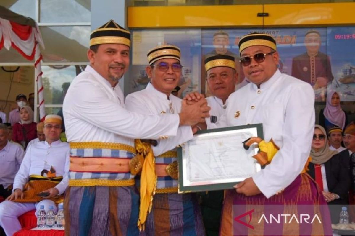 Pj Gubernur NTB serahkan sertifikat warisan budaya untuk Dompu