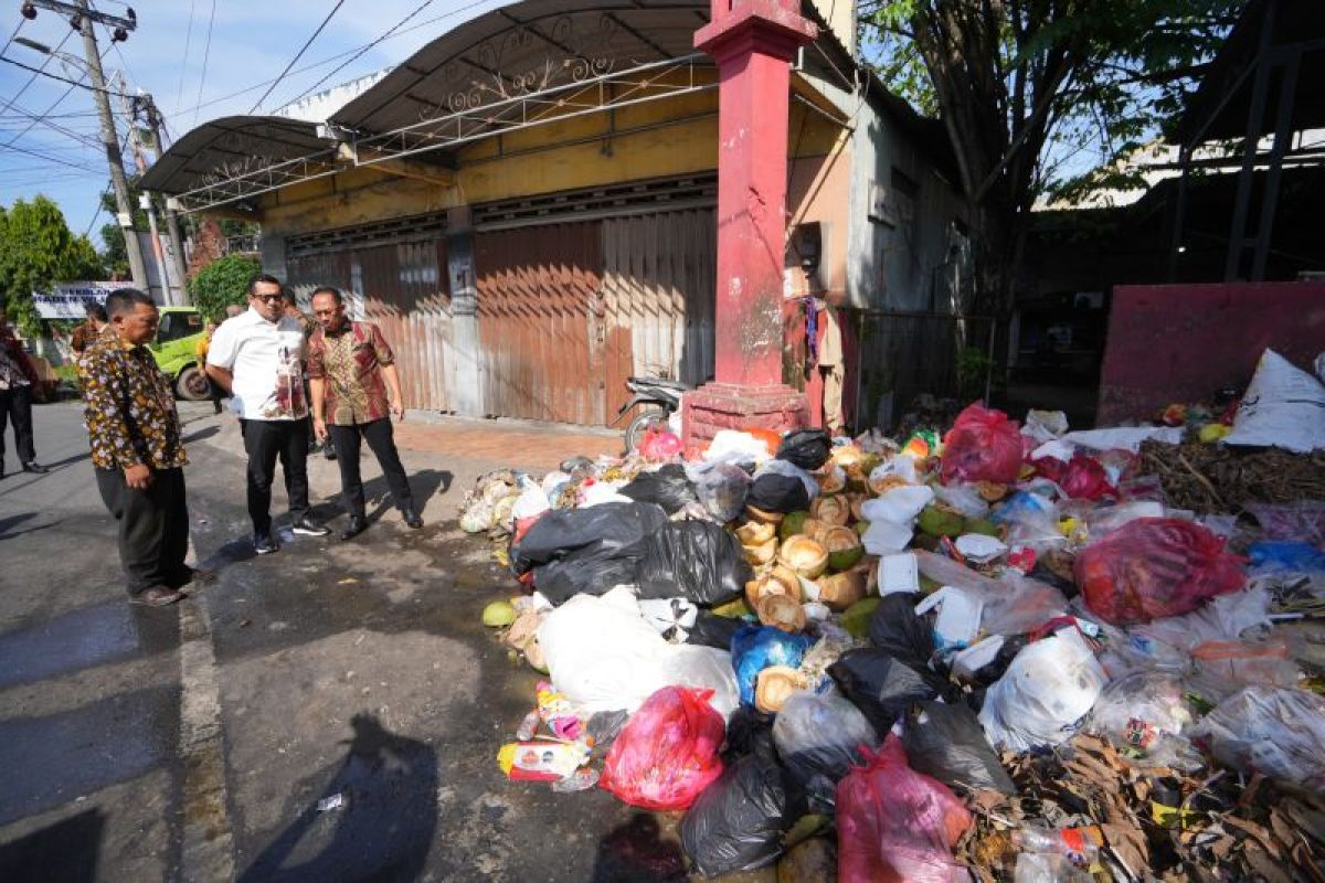 Pj Wali Kota Mojokerto tangani bau sampah di TPS Benteng Pancasila