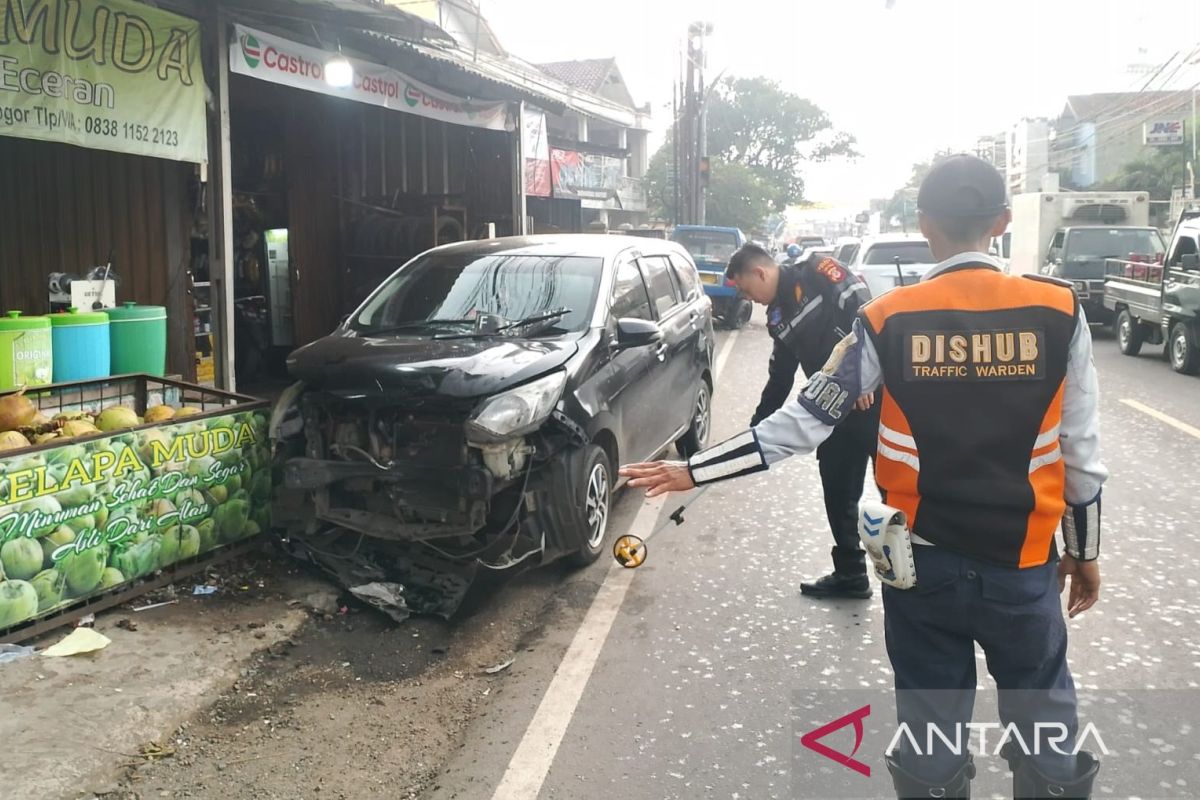 Polisi evakuasi tiga kendaraan terlibat kecelakaan beruntun di Bogor