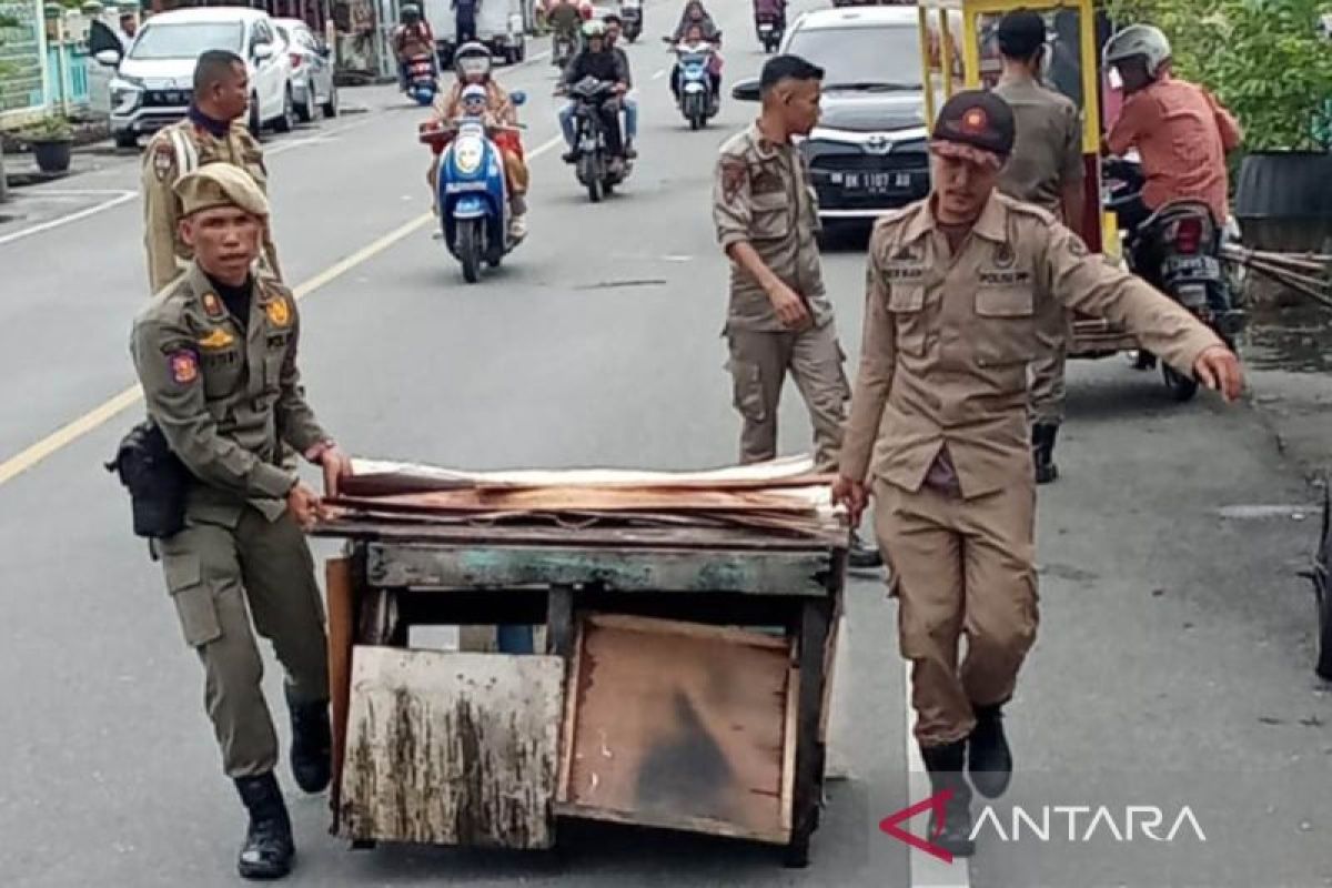 Pemkab Aceh Barat tertibkan seratusan lapak liar pedagang di Meulaboh