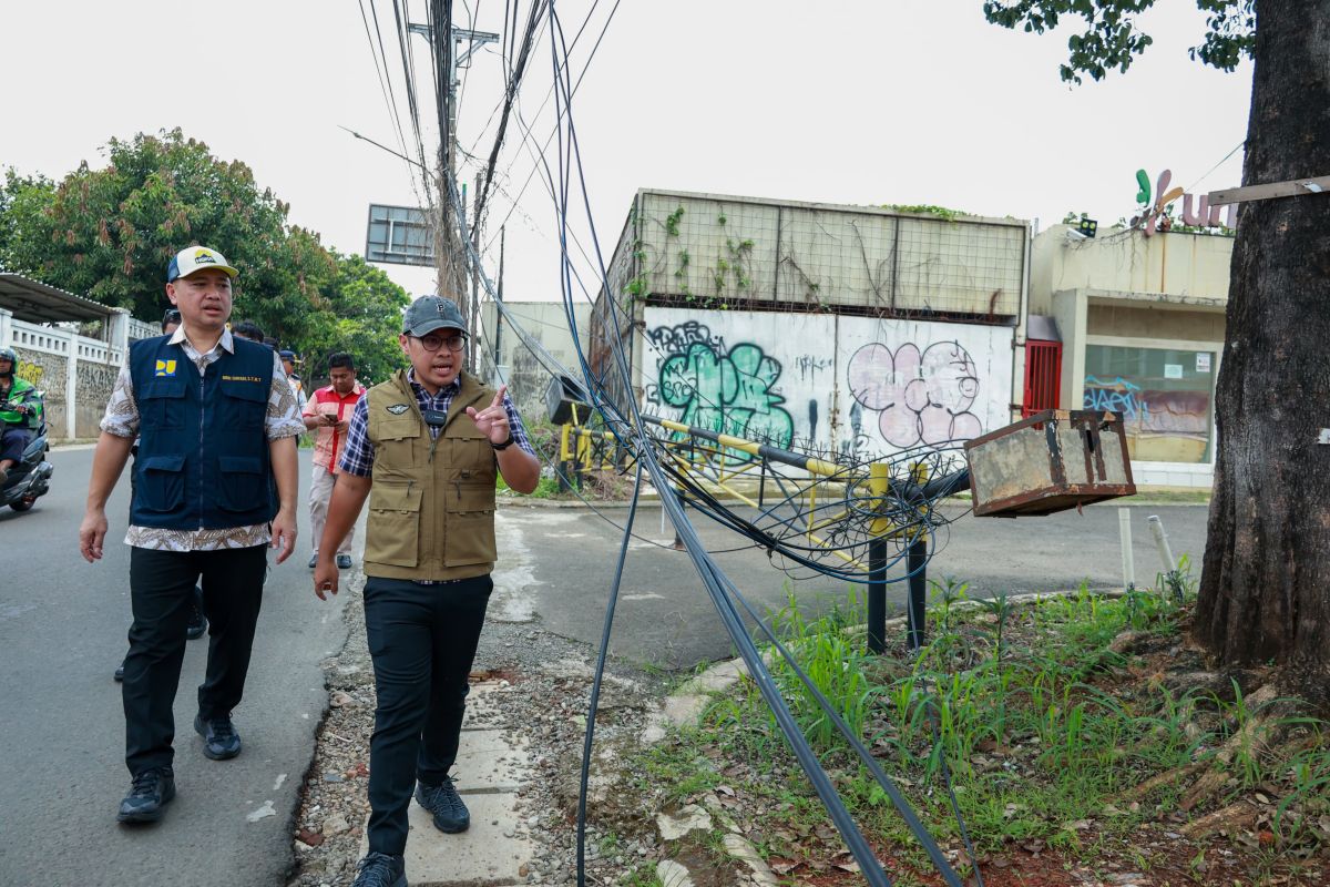 Pemkot Tangsel rapikan kabel menjuntai di lima ruas jalan