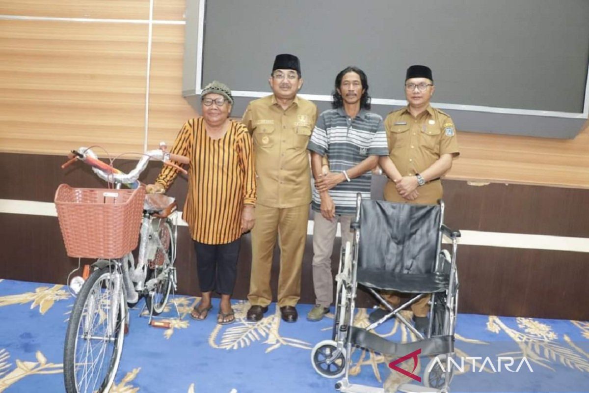 Pedagang penyandang disabilitas terima bantuan Bupati Tanjabbar