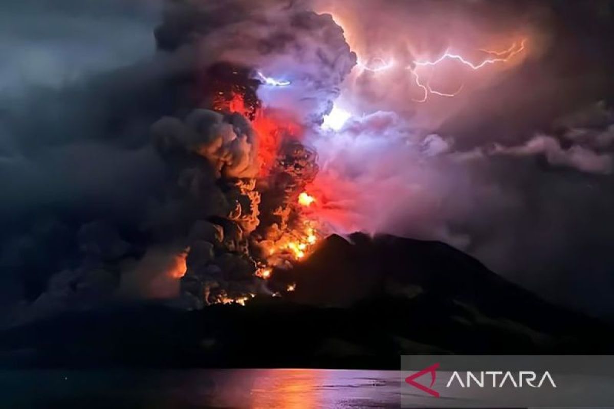 Badan Geologi: Terjadi hujan batu kerikil imbas erupsi Gunung Ruang