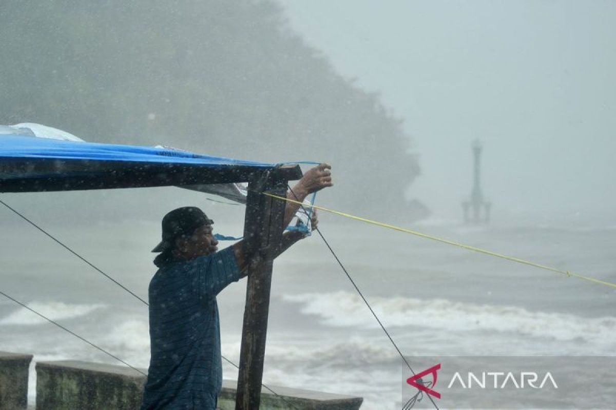 BMKG ingatkan masyarakat waspadai hujan badai di 27 provinsi