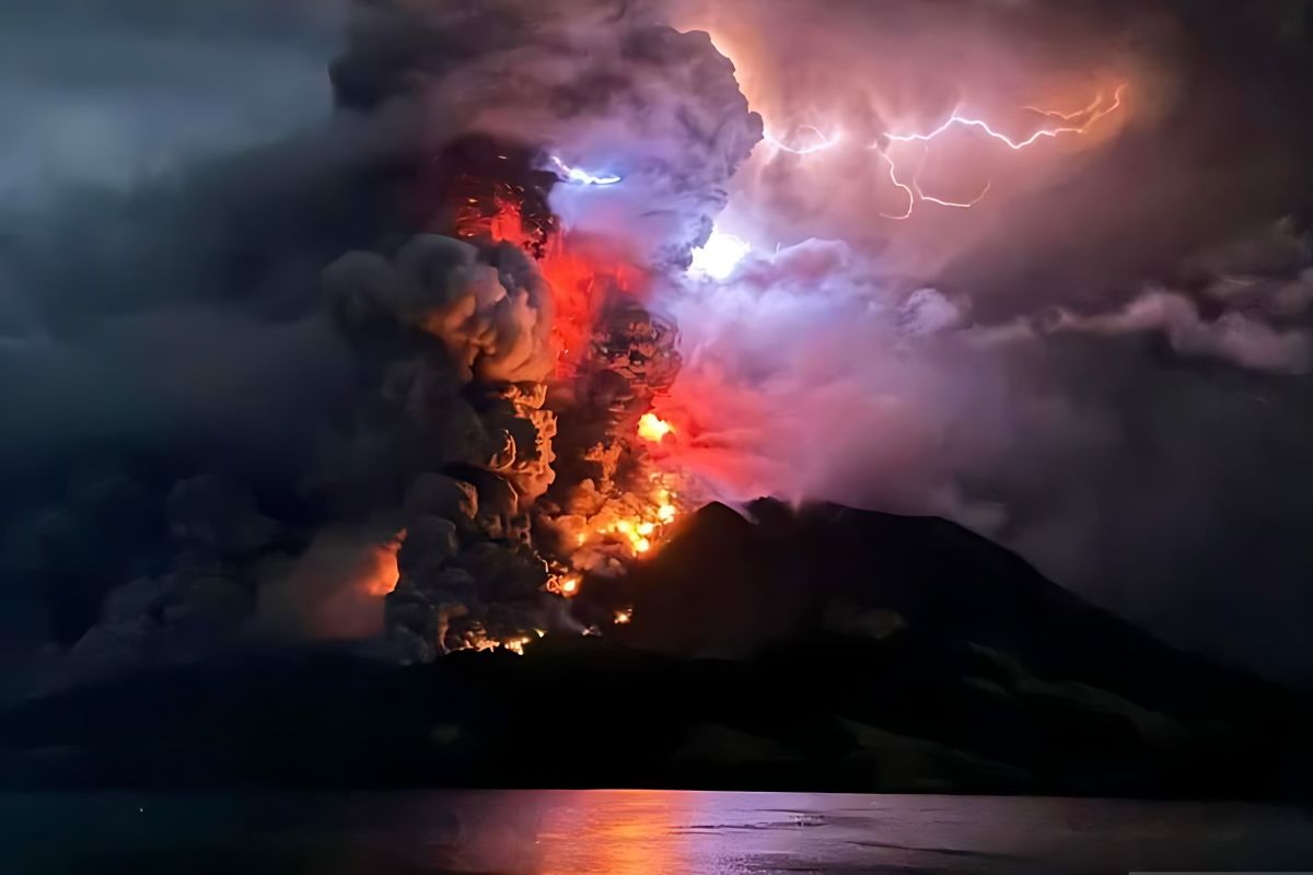 Gumpalan abu vulkanik, gas dan awan panas Gunung Ruang picu kilatan petir