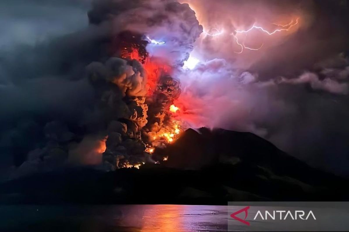 Letusan Gunung Ruang picu kilatan petir vulkanik