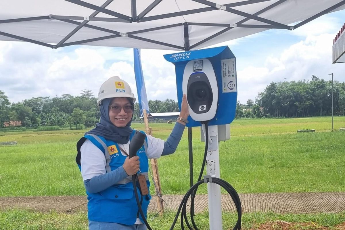 Srikandi PLN rela tak mudik agar Lebaran tetap terang