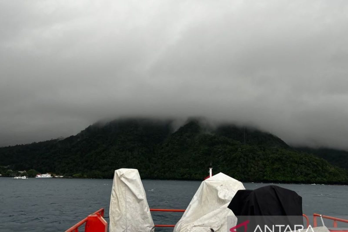 Tim SAR susuri pesisir laut Sitaro evakuasi warga tertinggal setelah erupsi Gunung Ruang