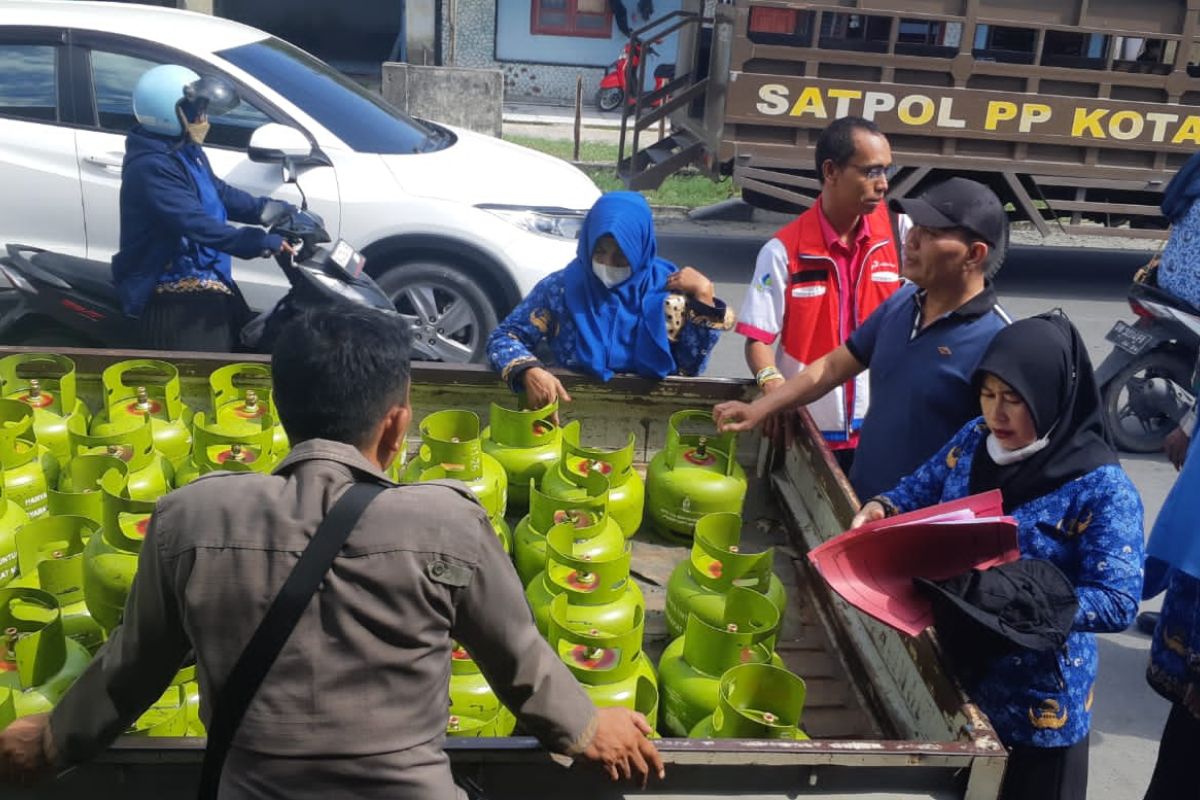 Pemkot Palu sita sebanyak 49 tabung elpiji bersubsidi dari pengecer