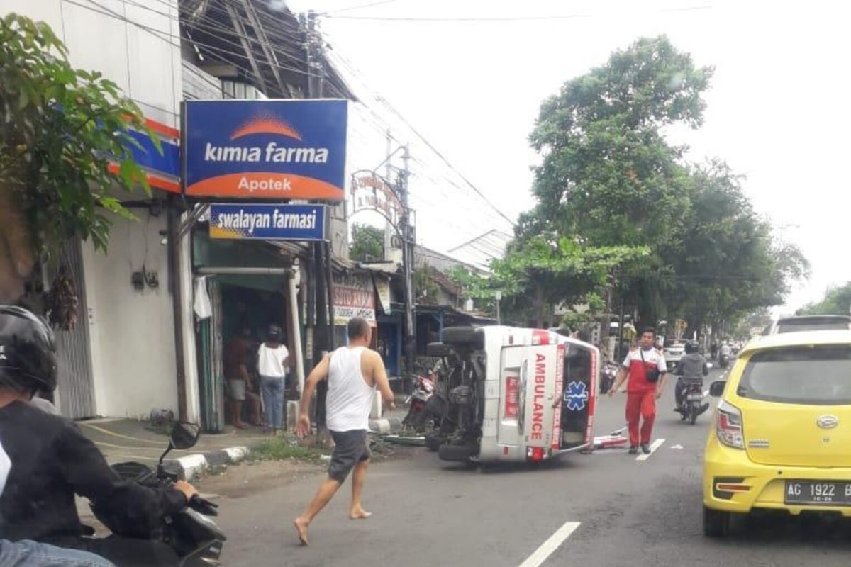 Mobil ambulans angkut penumpang halal bihalal terguling di Tulungagung