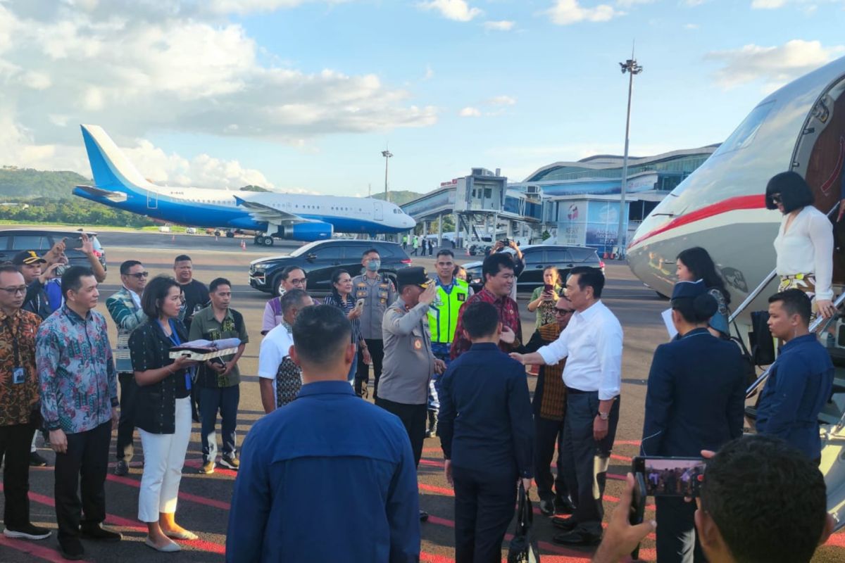 Menko Luhut tiba di Labuan Bajo NTT menghadiri HDCM RI-China ke-4