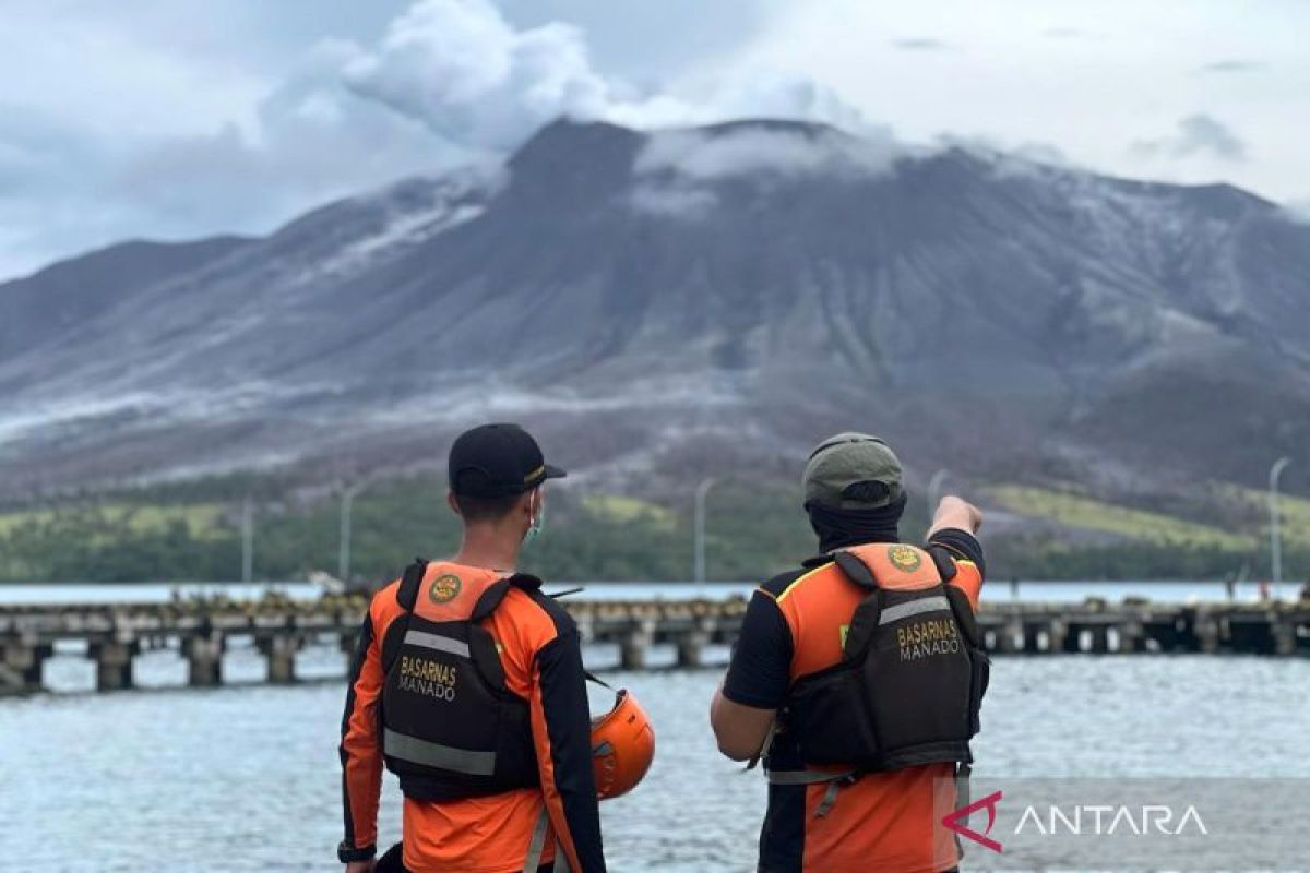 AirAsia, Batik Air batalkan penerbangan terdampak erupsi Gunung Ruang