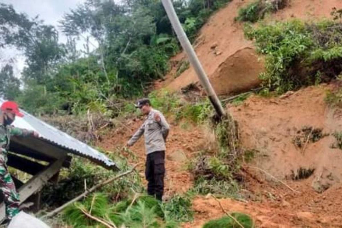 Rumah warga rusak akibat tertimpa tanah longsor di Mamasa Sulbar