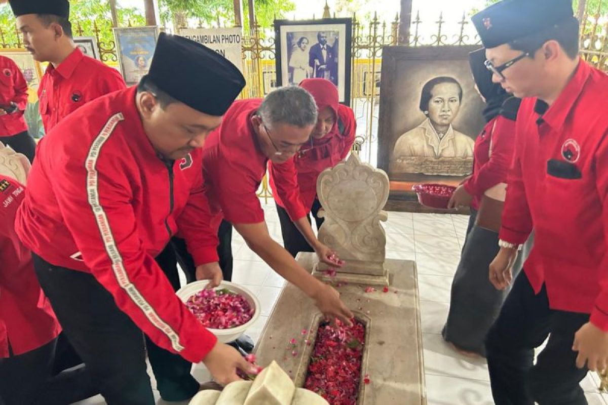 Pengurus PDI-P Jateng dan Rembang ziarah ke makam RA Kartini