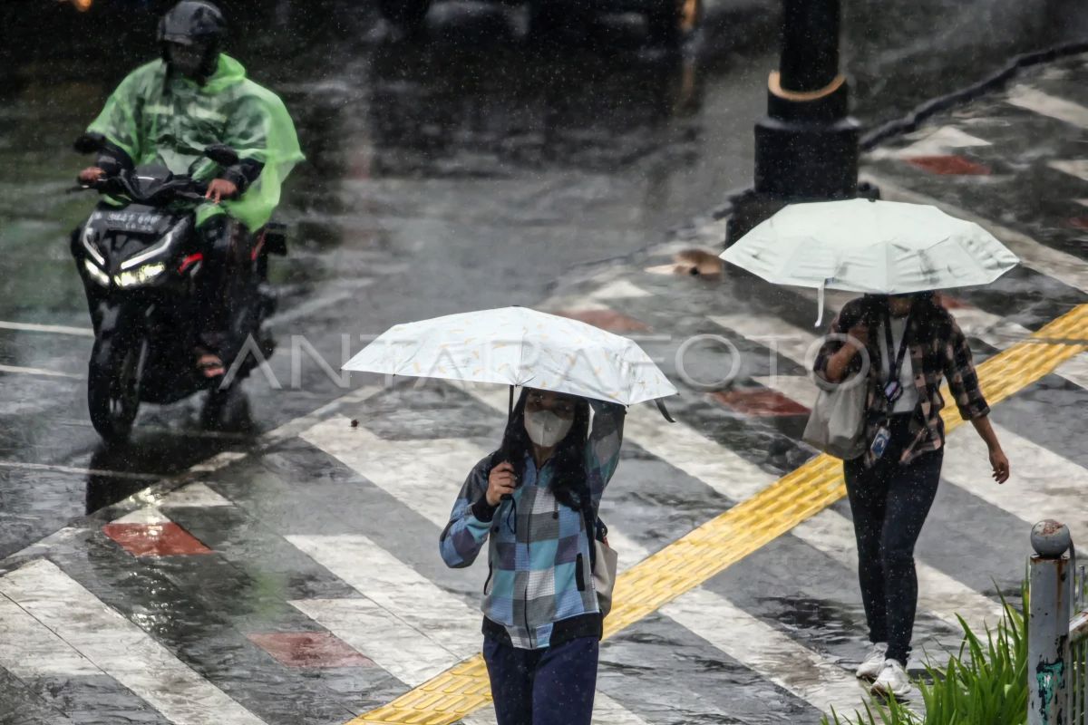 Cuaca ekstrem disertai hujan landa Indonesia