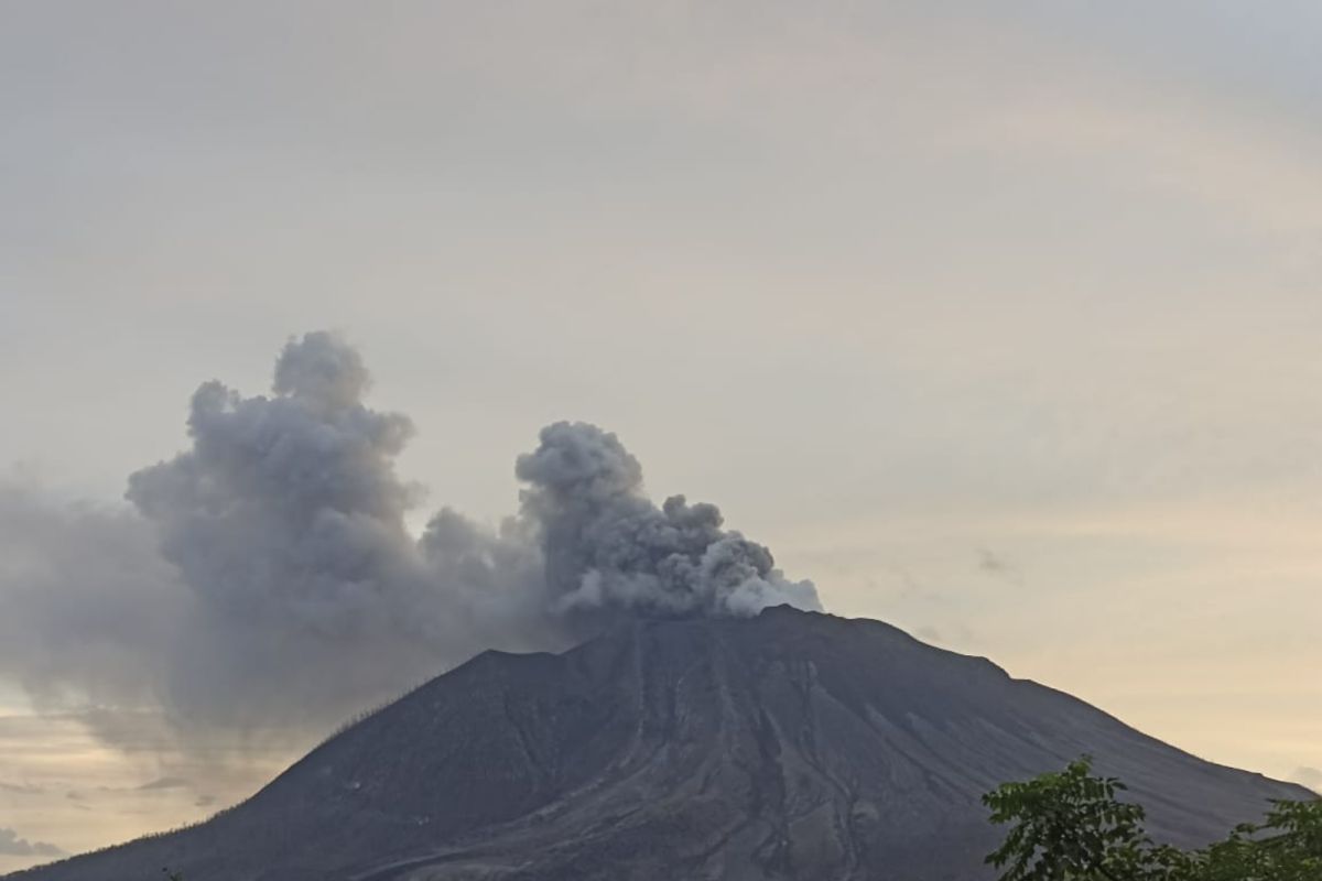 Warga Tagulandang di radius bahaya erupsi Gunung Ruang, Sulut, dievakuasi