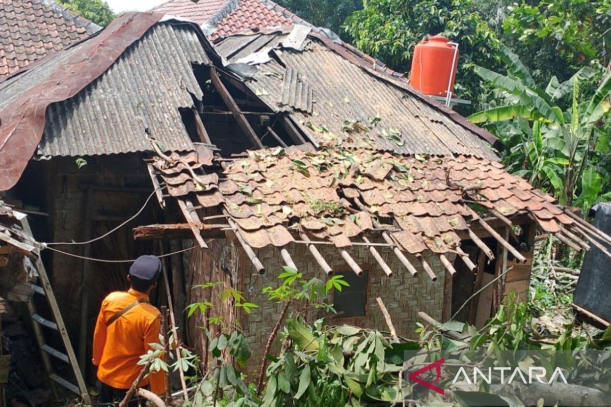 Sebanyak 38 rumah di Sukamakmur rusak diterjang angin kencang