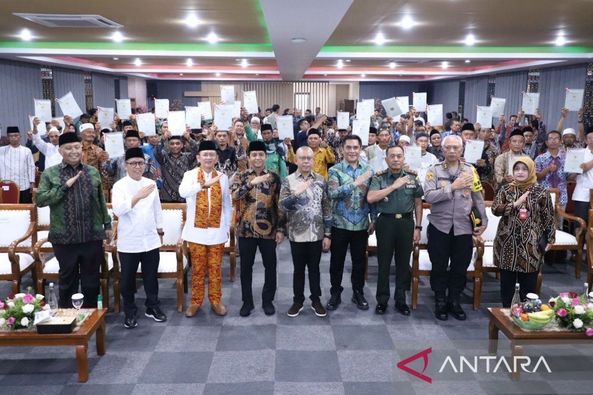 Kantor Pertanahan Bekasi serahkan 50 sertifikat tanah wakaf kepada warga