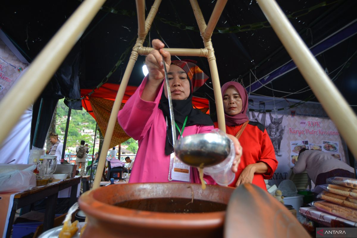 Trade minister vows action to develop W Sumatra small industries