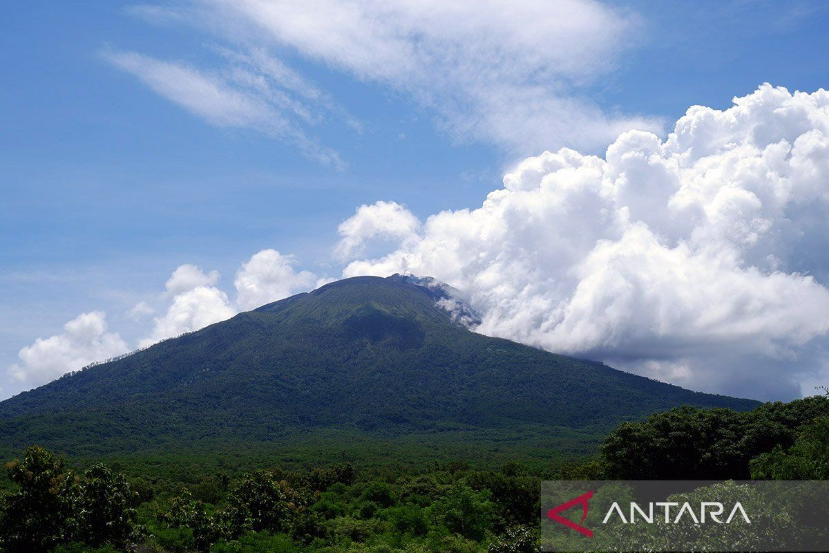 Gunung Ile Lewotolok erupsi sembilan kali sejak siang hingga petang