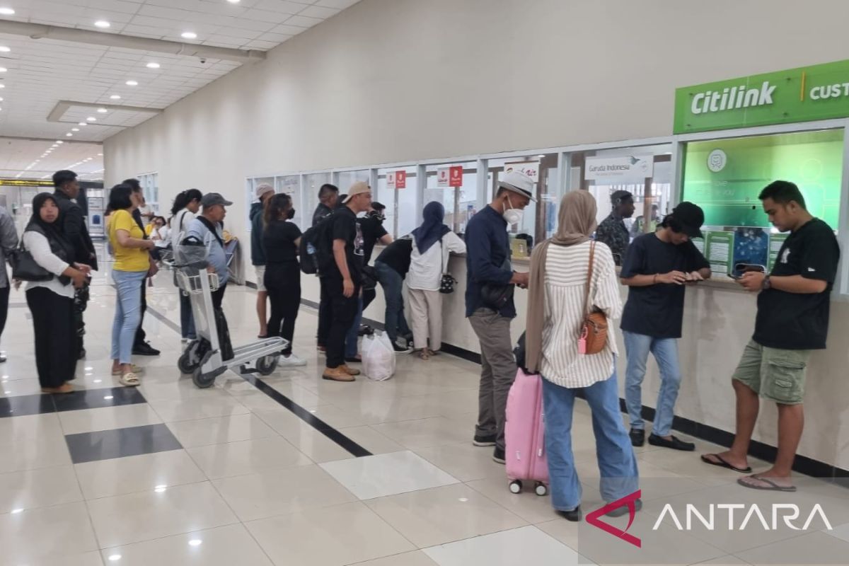 Ribuan penumpang terpaksa tunda berangkat dampak semburan abu vulkanik Gunung Ruang