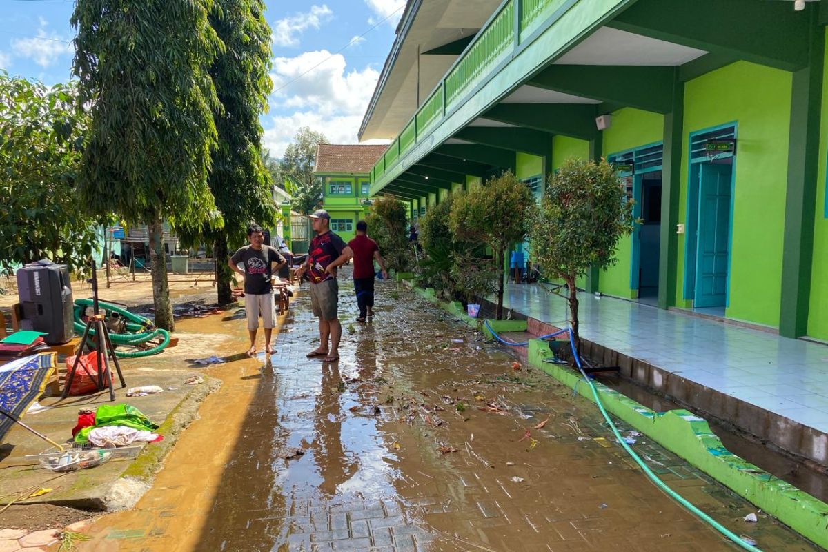 Sekolah di Munjungan Trenggalek diliburkan akibat banjir