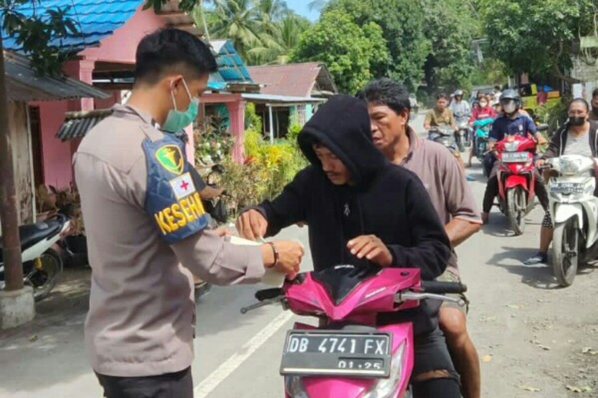 Polda Sulut bagikan masker di lokasi pengungsian erupsi Gunung Ruang