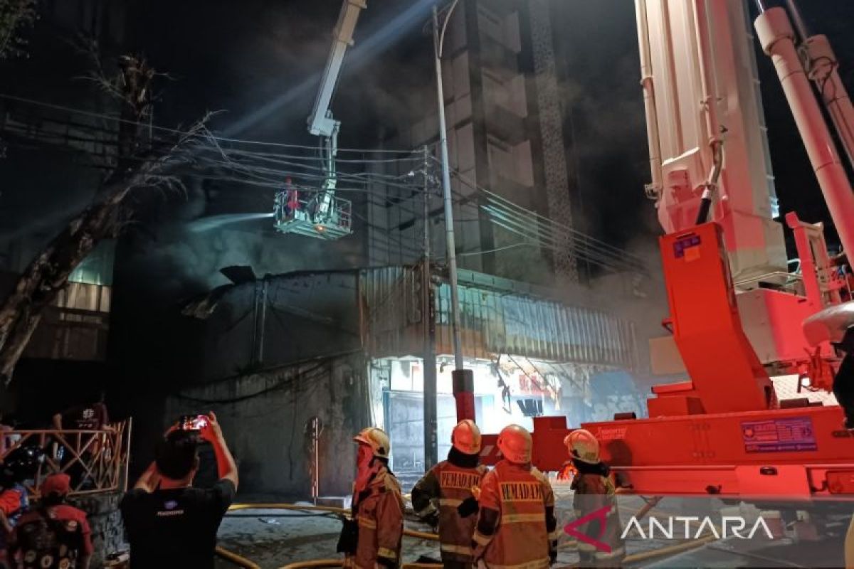 Polisi sebut lima orang luka akibat kebakaran ruko di Mampang Prapatan ...