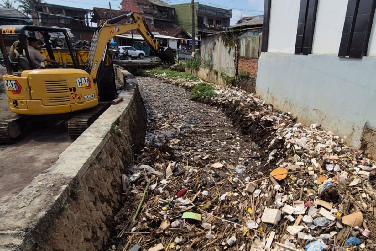 DLH Garut angkut 40 ton sampah yang menumpuk di aliran sungai