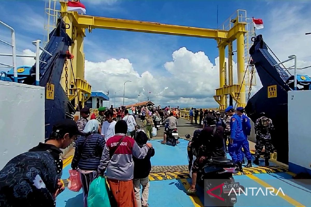 Tiga ribu lebih warga Madura menyeberang ke Situbondo usai Lebaran